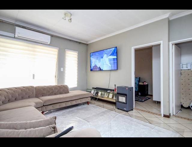 3 BEDROOM TOWNHOUSE FOR SALE IN MONAVONI